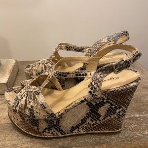 Platform snakeskin strappy sandals. SZ 6